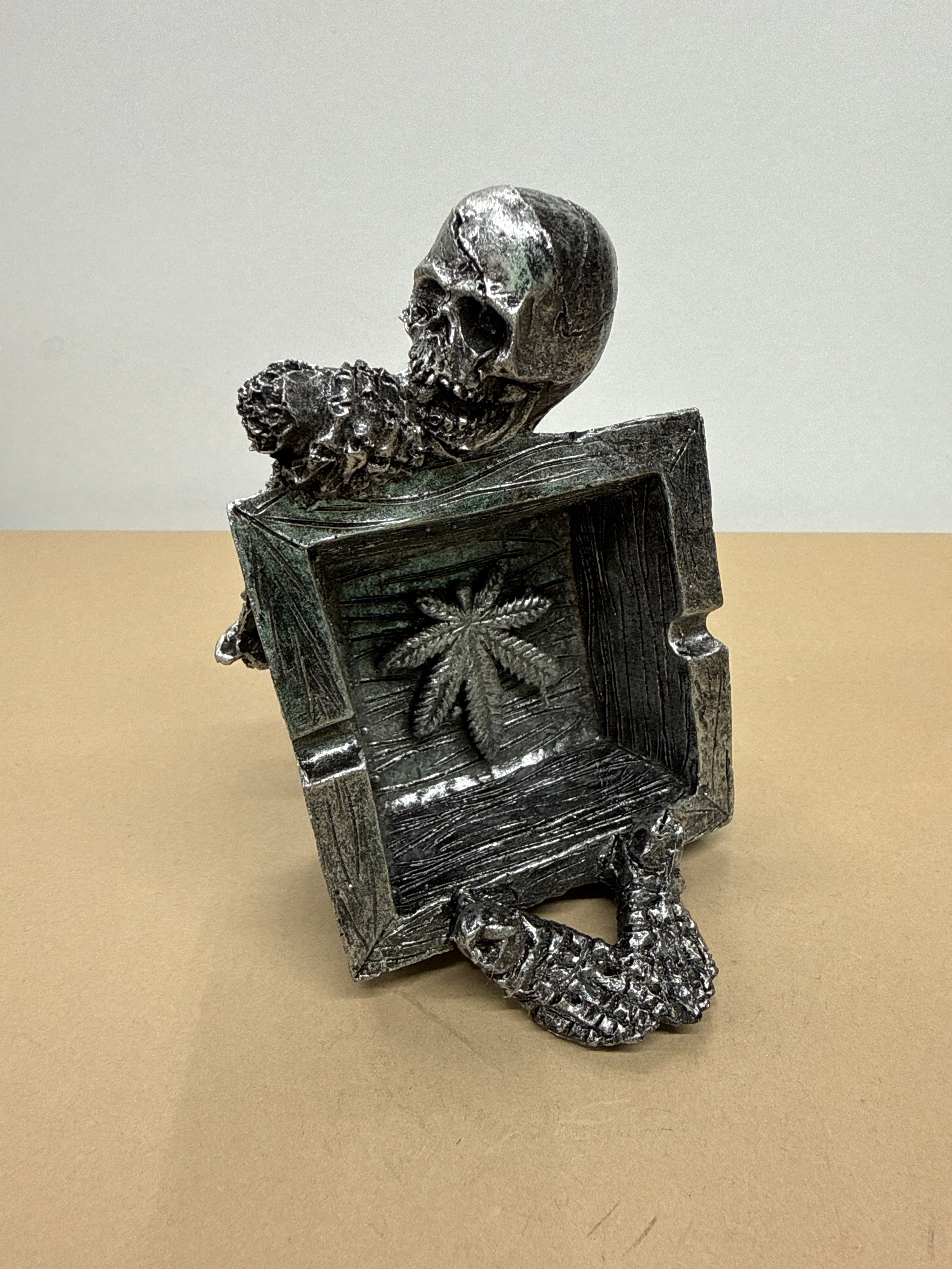 Пепелник скелет